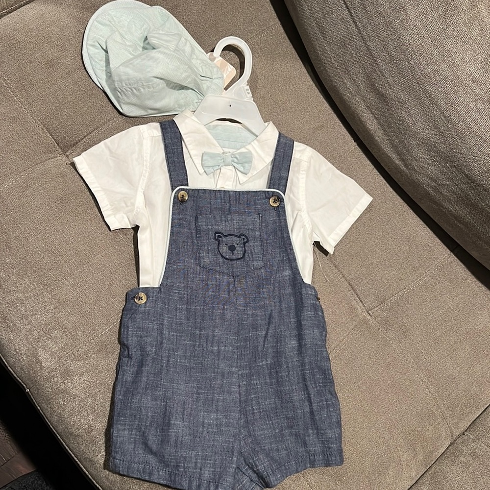 Baby boy blue 21M Outfit with Hat. Very cute with button bp on the bottom.NEW